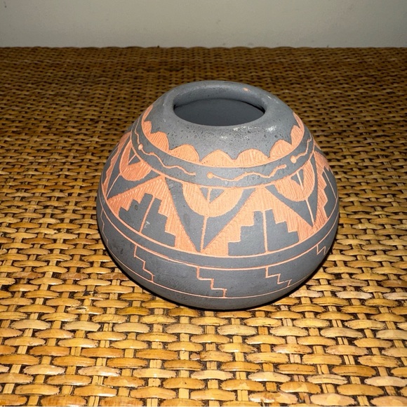 Navajo Pottery Hand Etched Pyramid Bird Geometric 3 1/8" Pot Gray Orange Signed - Picture 2 of 9